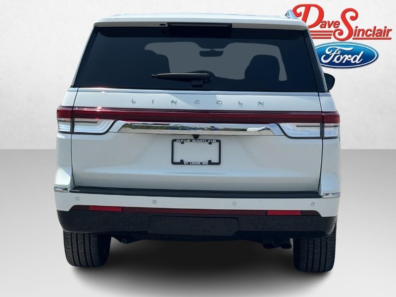 Lincoln Navigator Vehicle Full-screen Gallery Image 08