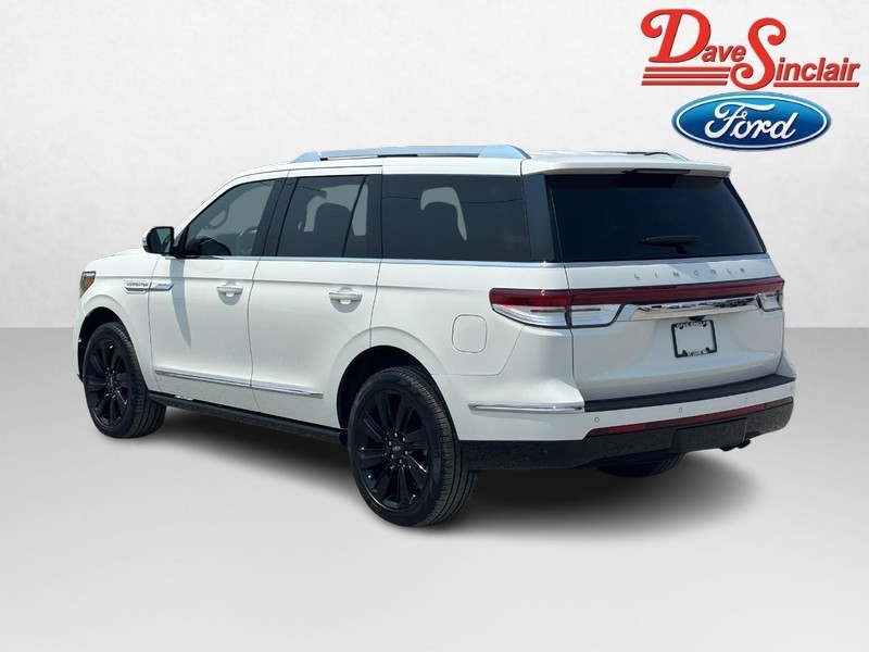 Lincoln Navigator Vehicle Full-screen Gallery Image 09