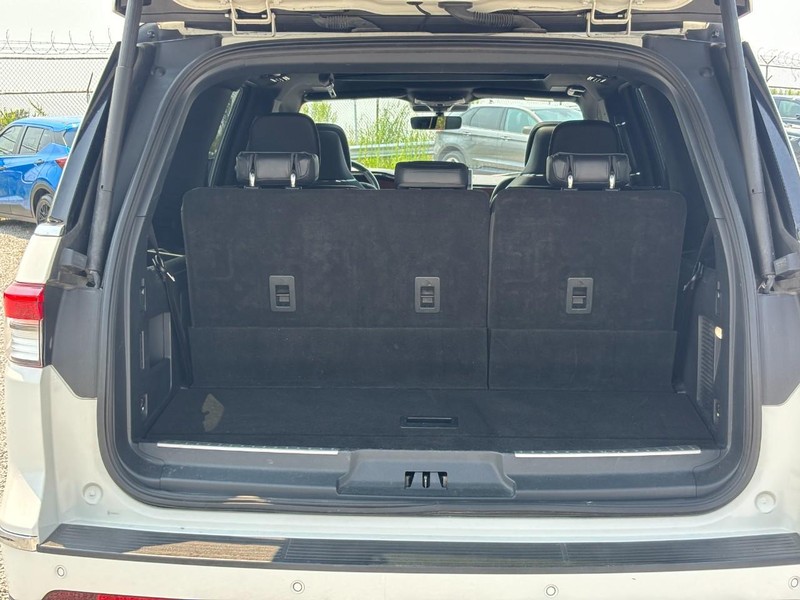 Lincoln Navigator Vehicle Full-screen Gallery Image 11