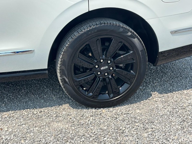 Lincoln Navigator Vehicle Full-screen Gallery Image 12