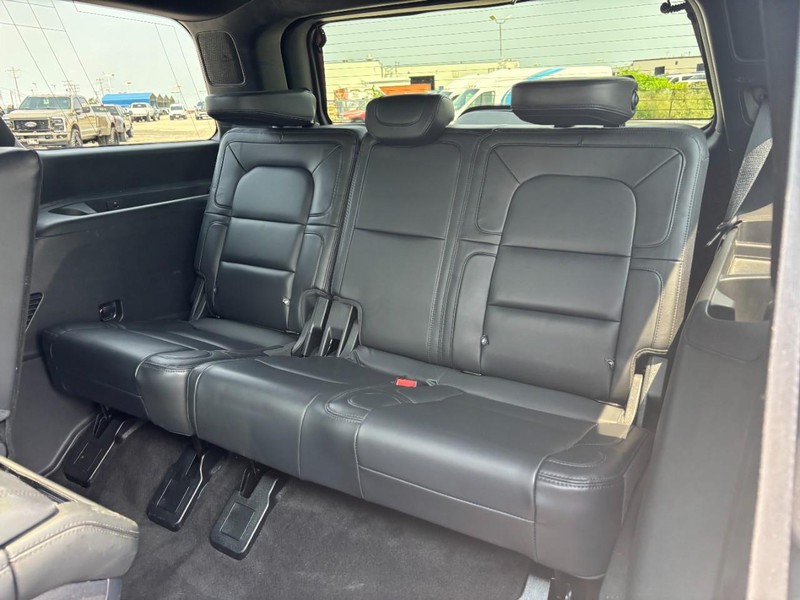 Lincoln Navigator Vehicle Full-screen Gallery Image 13