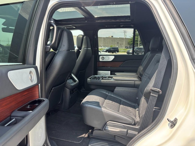 Lincoln Navigator Vehicle Full-screen Gallery Image 14