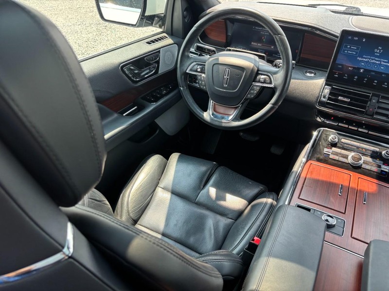 Lincoln Navigator Vehicle Full-screen Gallery Image 15
