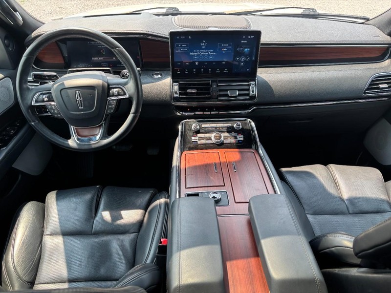 Lincoln Navigator Vehicle Full-screen Gallery Image 16