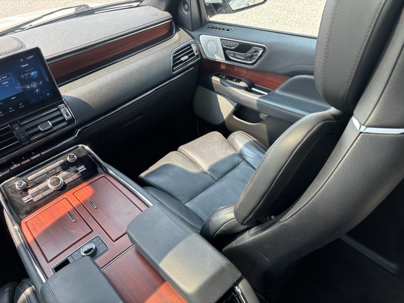 Lincoln Navigator Vehicle Full-screen Gallery Image 17