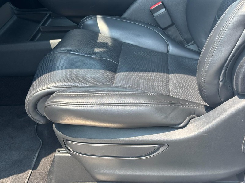 Lincoln Navigator Vehicle Full-screen Gallery Image 18