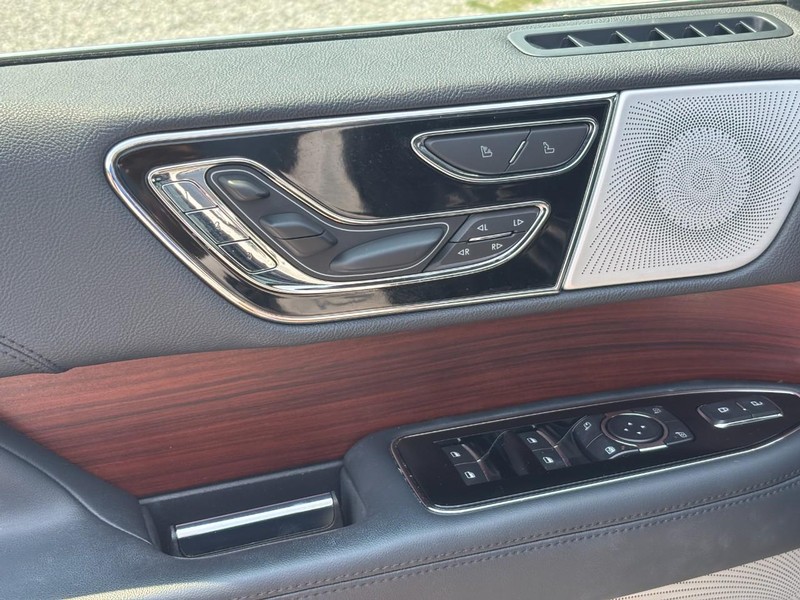 Lincoln Navigator Vehicle Full-screen Gallery Image 19