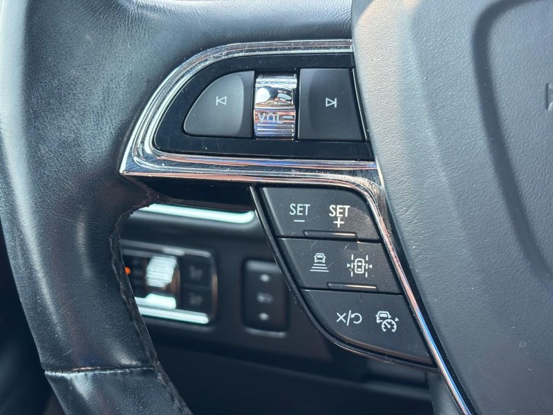Lincoln Navigator Vehicle Full-screen Gallery Image 20