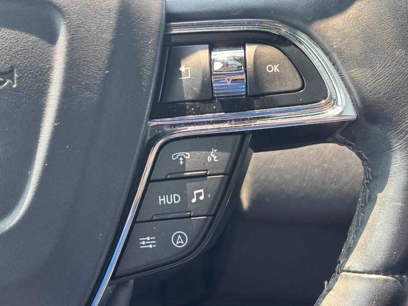 Lincoln Navigator Vehicle Full-screen Gallery Image 21