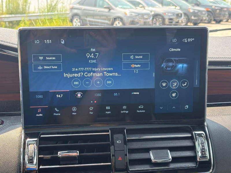 Lincoln Navigator Vehicle Full-screen Gallery Image 23