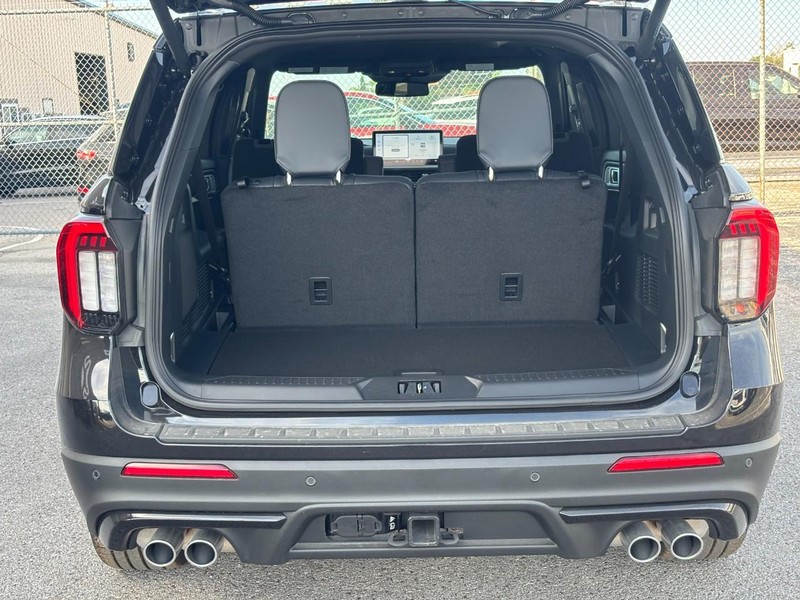 Ford Explorer Vehicle Full-screen Gallery Image 11