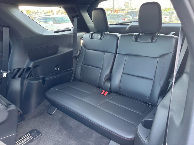 Ford Explorer Vehicle Full-screen Gallery Image 13