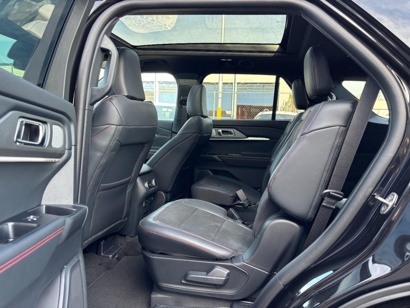 Ford Explorer Vehicle Full-screen Gallery Image 14