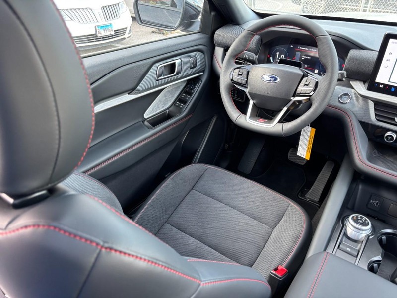 Ford Explorer Vehicle Full-screen Gallery Image 15