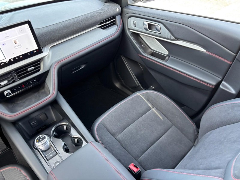 Ford Explorer Vehicle Full-screen Gallery Image 17