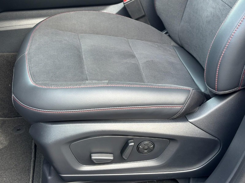 Ford Explorer Vehicle Full-screen Gallery Image 18