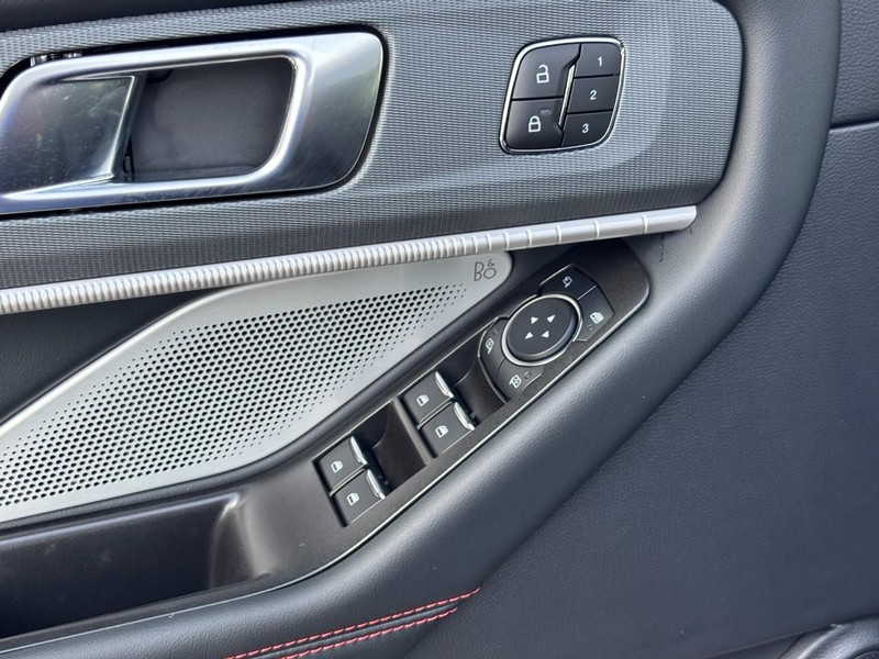 Ford Explorer Vehicle Full-screen Gallery Image 19