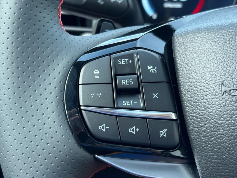 Ford Explorer Vehicle Full-screen Gallery Image 20