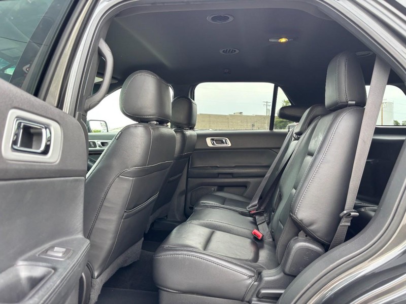 Ford Explorer Vehicle Image 13