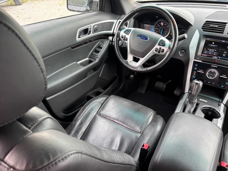 Ford Explorer Vehicle Image 14