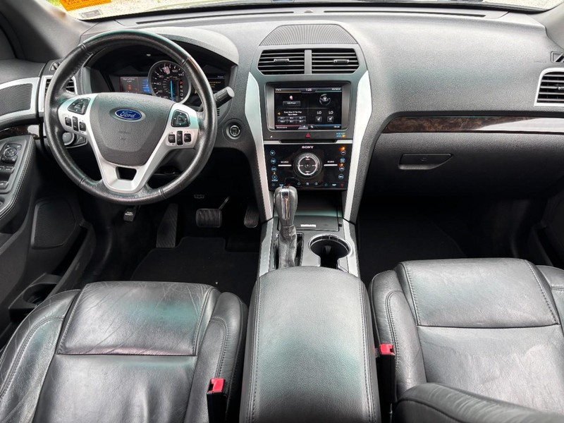 Ford Explorer Vehicle Image 15