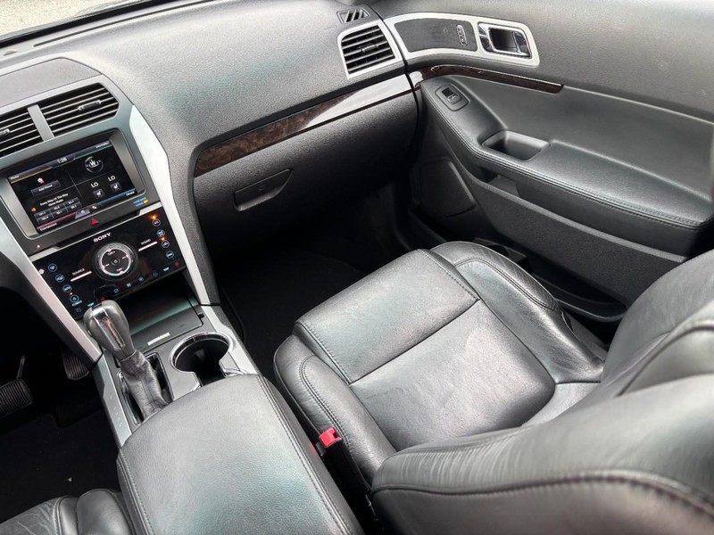 Ford Explorer Vehicle Image 16