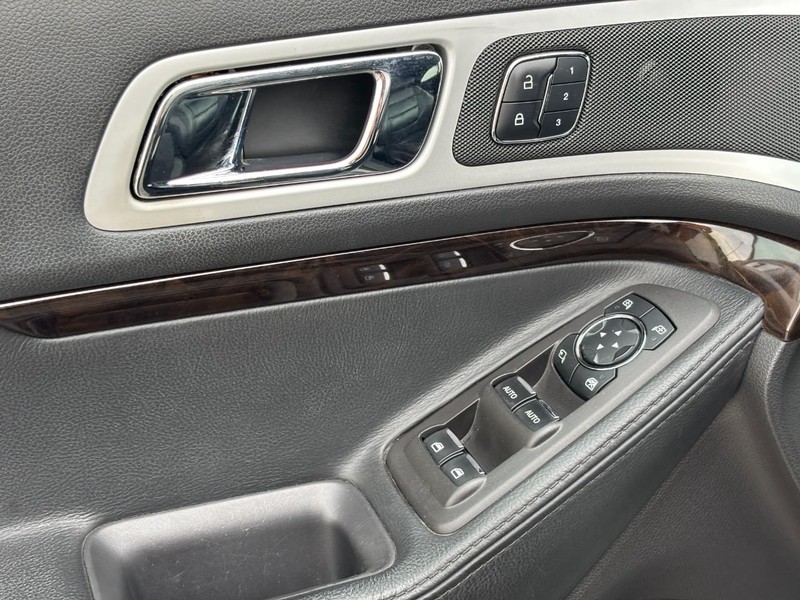 Ford Explorer Vehicle Image 18