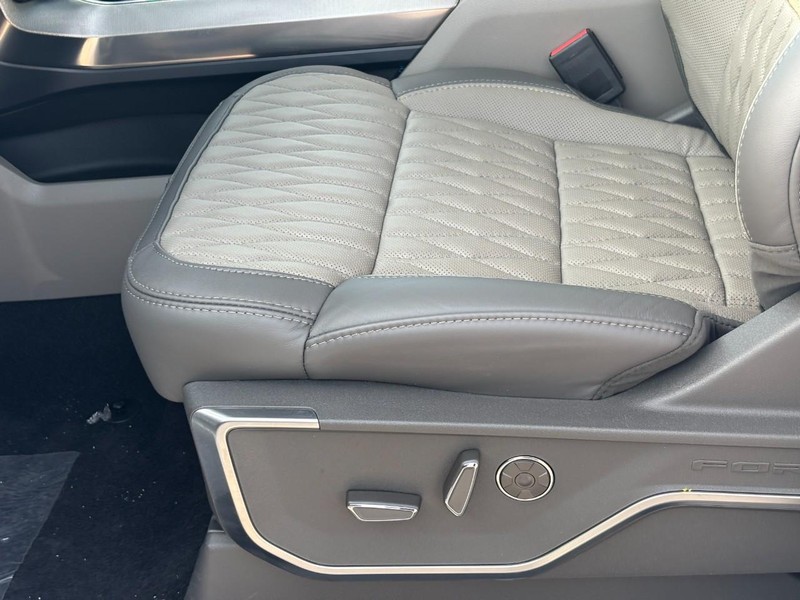 Ford F-150 Vehicle Full-screen Gallery Image 17