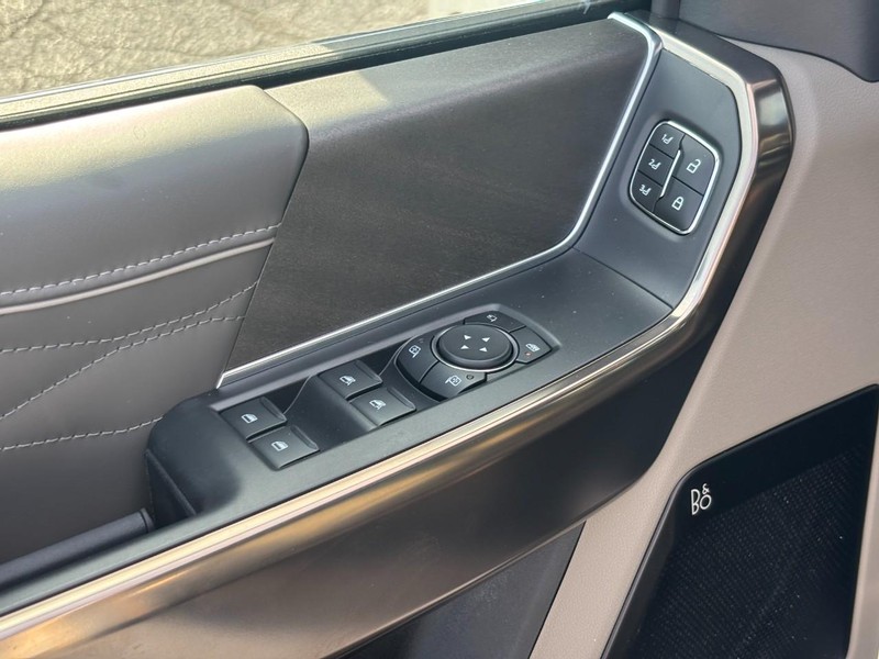 Ford F-150 Vehicle Full-screen Gallery Image 18