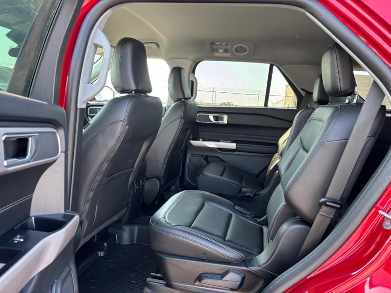 Ford Explorer Vehicle Image 14