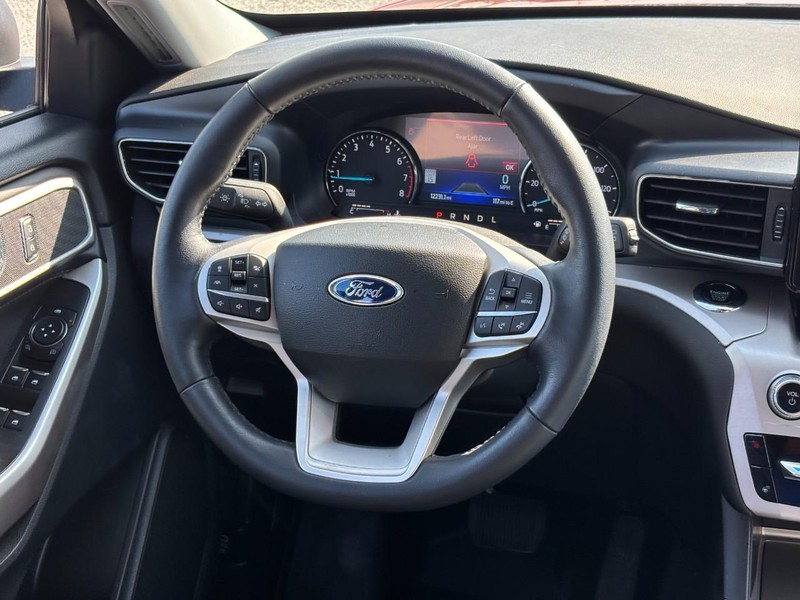 Ford Explorer Vehicle Image 16