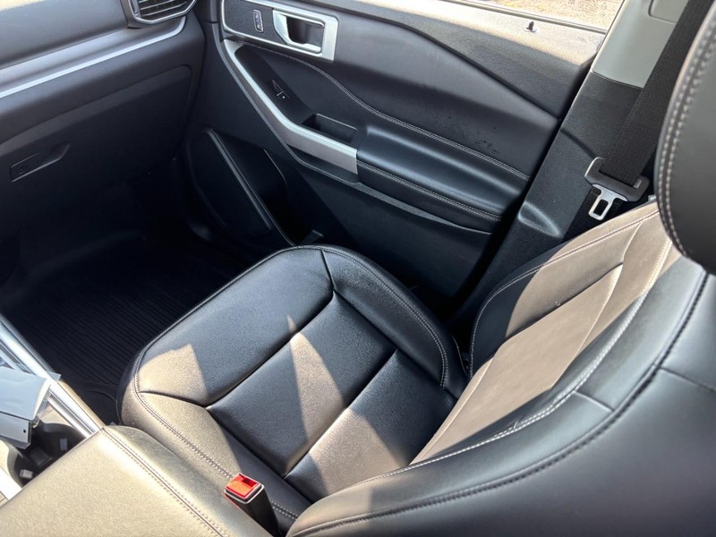 Ford Explorer Vehicle Image 18