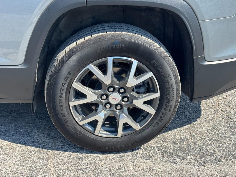GMC Acadia Vehicle Image 12