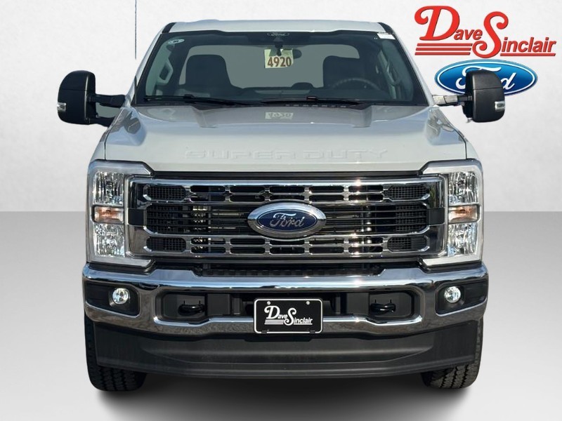 Ford Super Duty F-250 SRW Vehicle Full-screen Gallery Image 02