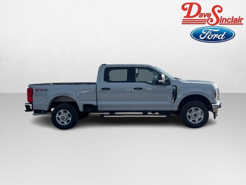 Ford Super Duty F-250 SRW Vehicle Full-screen Gallery Image 05