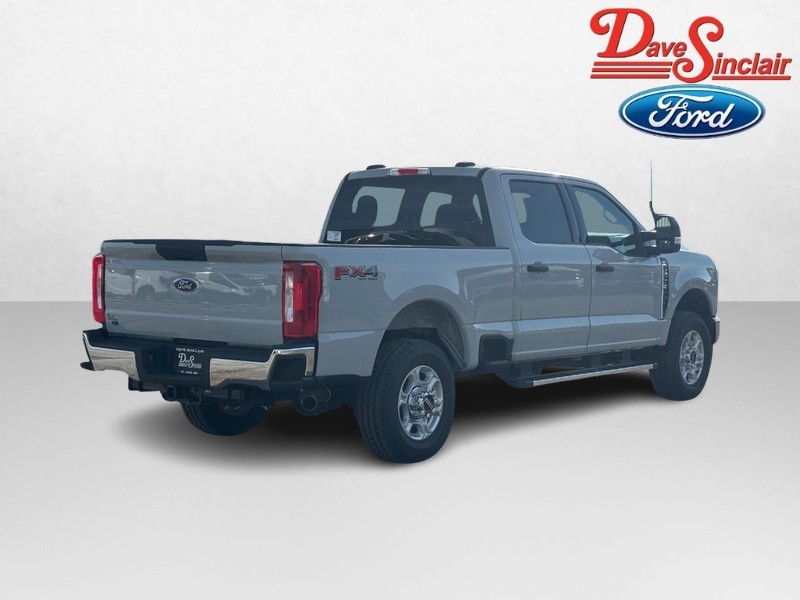Ford Super Duty F-250 SRW Vehicle Full-screen Gallery Image 07