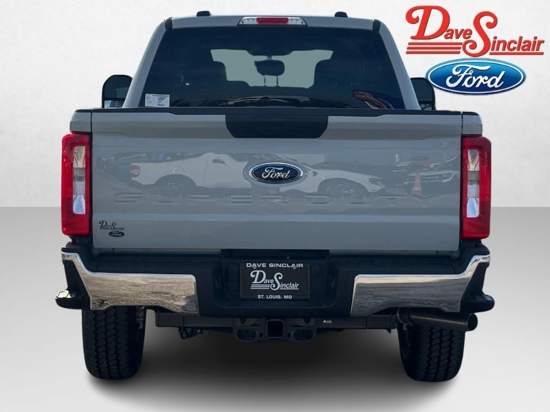 Ford Super Duty F-250 SRW Vehicle Full-screen Gallery Image 08