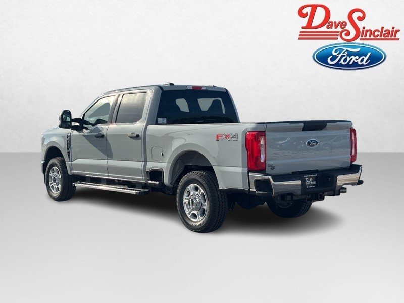 Ford Super Duty F-250 SRW Vehicle Full-screen Gallery Image 09