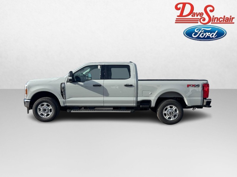 Ford Super Duty F-250 SRW Vehicle Full-screen Gallery Image 10
