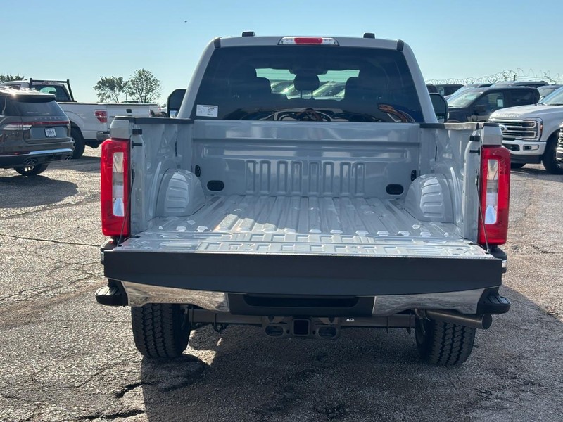 Ford Super Duty F-250 SRW Vehicle Full-screen Gallery Image 11