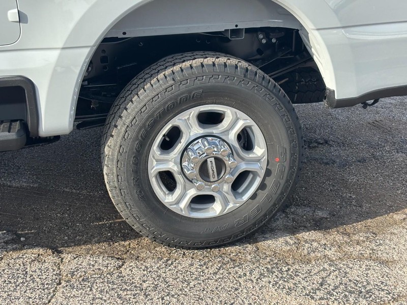 Ford Super Duty F-250 SRW Vehicle Full-screen Gallery Image 12