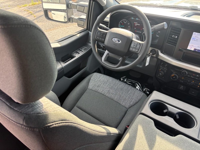 Ford Super Duty F-250 SRW Vehicle Full-screen Gallery Image 14