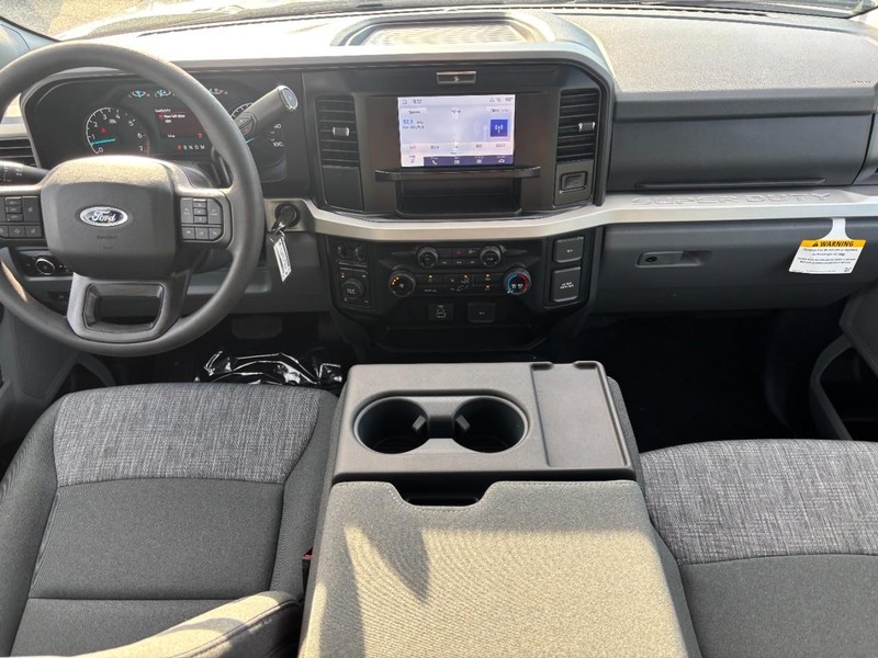 Ford Super Duty F-250 SRW Vehicle Full-screen Gallery Image 15