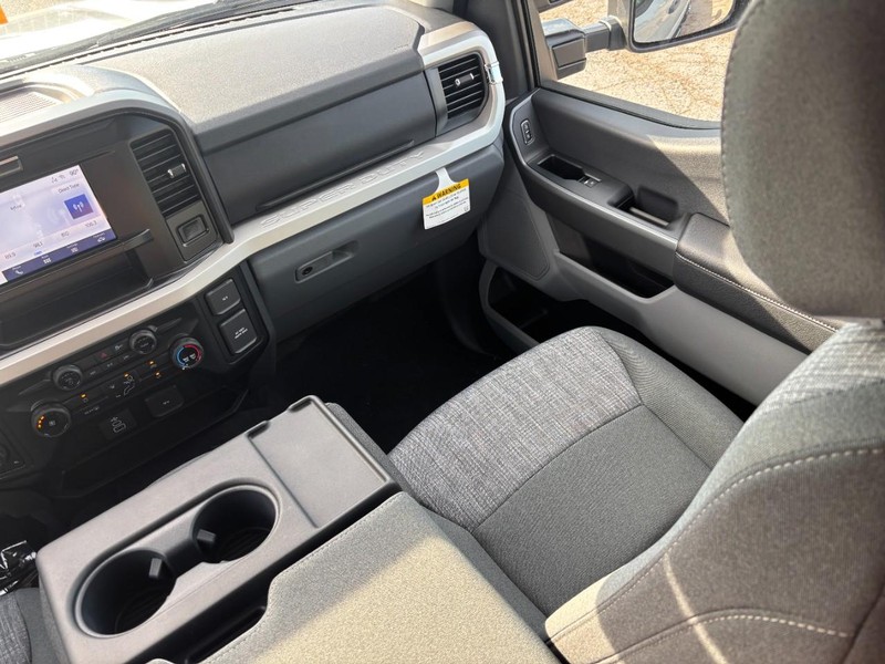 Ford Super Duty F-250 SRW Vehicle Full-screen Gallery Image 16