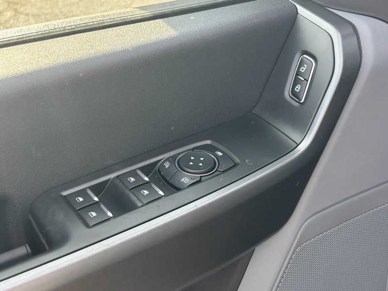Ford Super Duty F-250 SRW Vehicle Full-screen Gallery Image 18