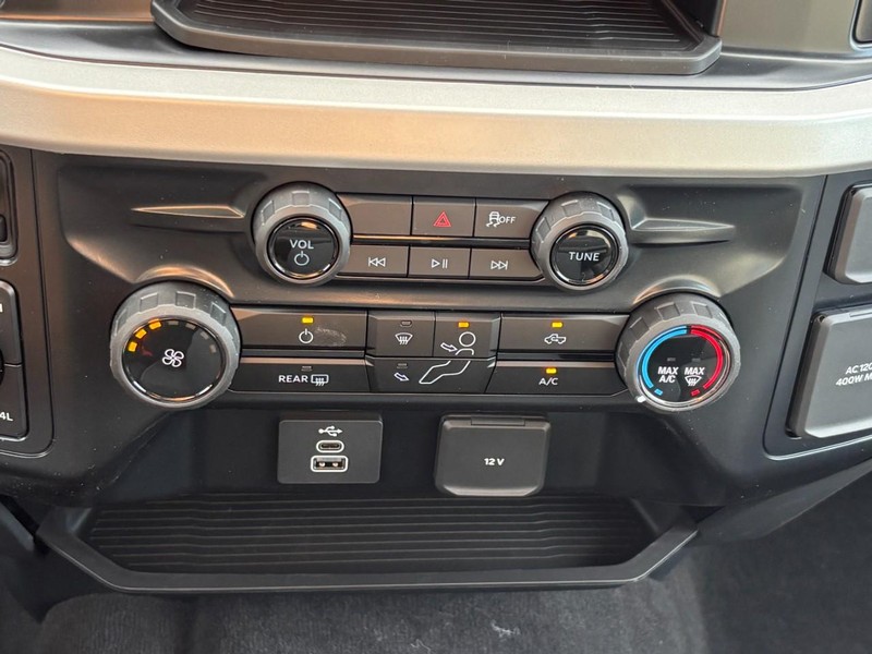 Ford Super Duty F-250 SRW Vehicle Full-screen Gallery Image 24