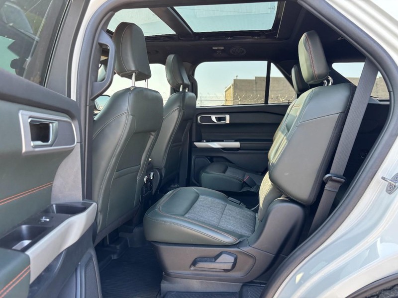 Ford Explorer Vehicle Image 14
