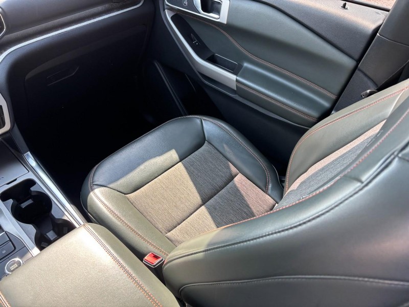 Ford Explorer Vehicle Image 18