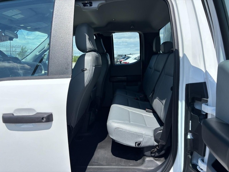 Ford F-150 Vehicle Full-screen Gallery Image 13