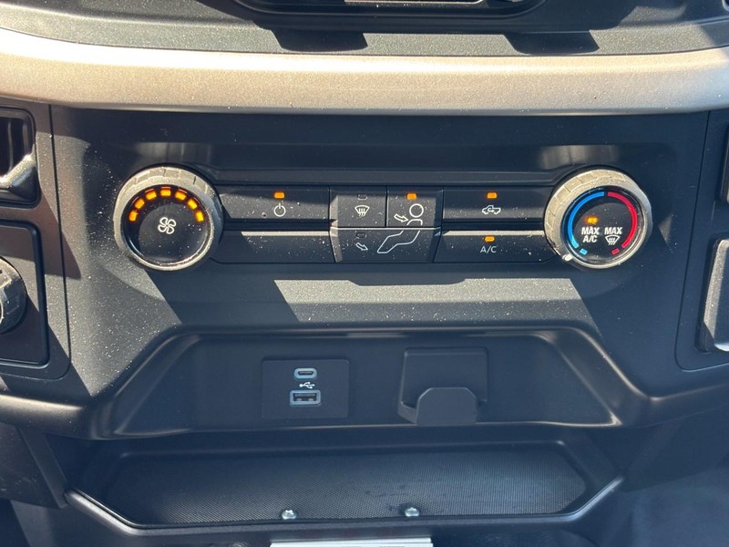 Ford F-150 Vehicle Full-screen Gallery Image 25
